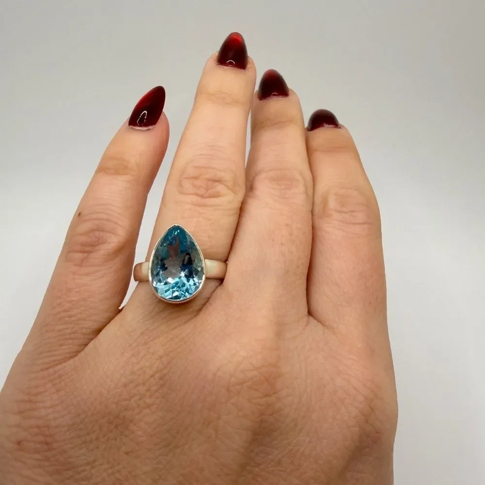 NWT 10x14mm faceted pear cut blue topaz solitaire ring in sterling silver!‎